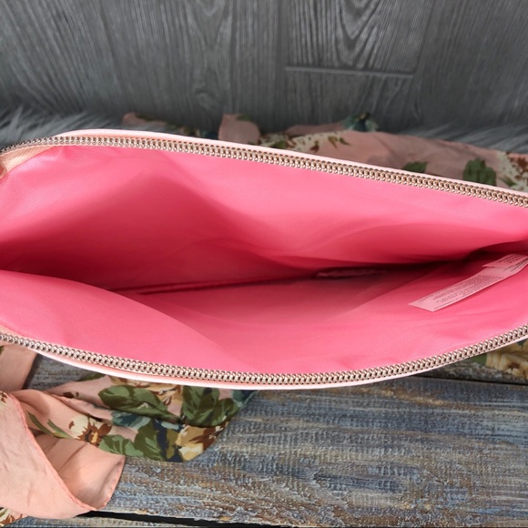 Just a Girl Boss Building Her Empire Makeup Bag - Picture 4 of 6